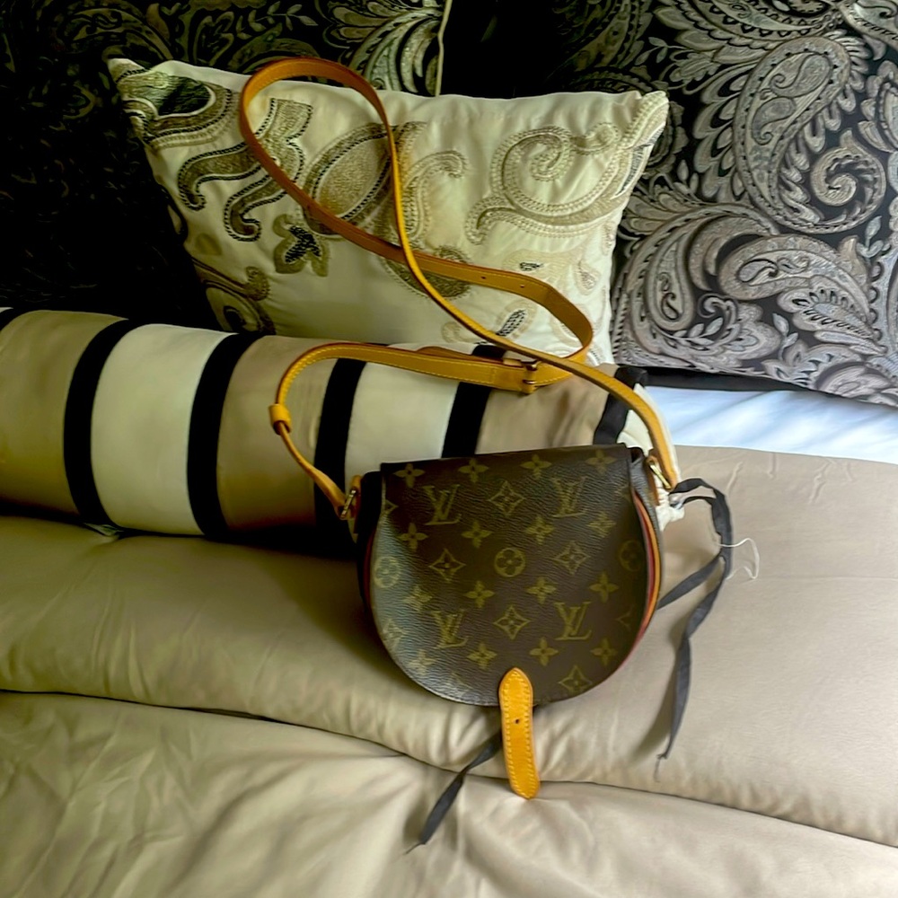 Louis Vuitton Tamborine Cross Body; Vintage /Classic 2005